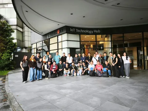 PacketHacks LoRaWAN Bootcamp participants gathered in front of the packetworks IoT Technology Hub